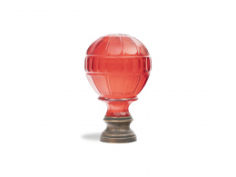 1205.  Remate de escalera en forma de bola con cristal rojo, pp. del S. XX.