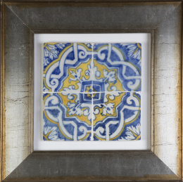 337.  Panel de cuatro azulejos de cerámica esmaltada en azul cobalto y amarillo.Portugal, S. XVII.