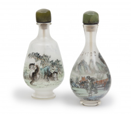 385.  Pareja de snuff-bottles en cristal pintado, bajo cristal.China, ffs. del S. XIX-pp. del S. XX.