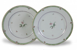 1157.  Pareja de platos de porcelana esmaltada de Compañía de Indias.China, ff. del S. XVIII.