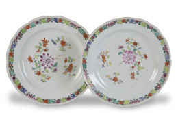 1156.  Pareja de platos de porcelana esmaltada de familia rosa de Compañia de Indias.China, ff. del S. XVIII.