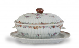 1159.  Legumbrera con tapa de porcelana esmaltada de familia rosa de Compañia de Indias.China, ff. del S. XVIII.