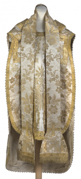1397.  Casulla con estola en seda color marfil con hilos dorados y decoración floral.S. XVIII - XIX.