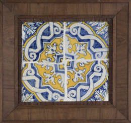 338.  Panel de cuatro azulejos de cerámica esmaltada en azul cobalto y amarillo.Portugal, S. XVII.