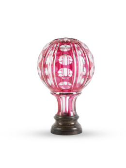 1120.  Remate de escalera en cristal rosa y transparente con círculos sobre base de metal.pp. del S. XX.