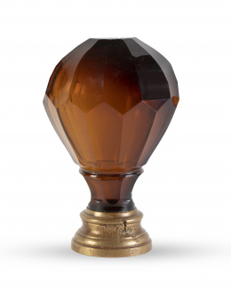 1126.  Remate de escalera en cristal marrón facetado sobre base de metal.pp. del S. XX.