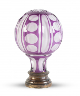 1128.  Remate de escalera en opalina y cristal morado formando círculos sobre base de metal.pp. del S. XX.