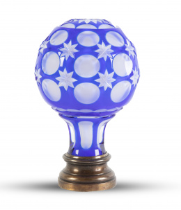 1125.  Remate de escalera en opalina y cristal azul con estrellas y círculos sobre base de metal.pp. del S. XX.