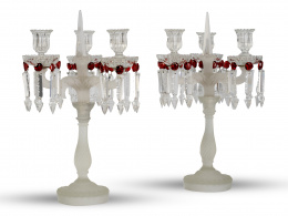 643.  Pareja de candelabros de tres luces de cristal traslúcido, al ácido y rojo.Baccarat, Francia, ff. del S. XIX - pp. del S. XX.