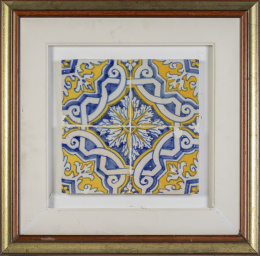 595.  Panel de cuatro azulejos de cerámica esmaltada en azul cobalto y amarillo.Portugal, S. XVII.