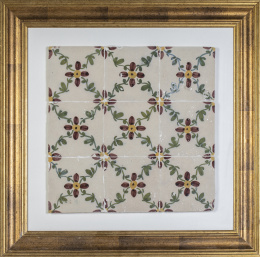 904.  Panel de nueve azulejos de cerámica esmaltada en ocre y verde.Época Doña María, Portugal, (1790-1800).