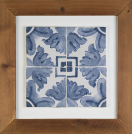 339.  Panel de cuatro azulejos en cerámica esmaltada en azul y blanco.Portugal, S. XVIII.