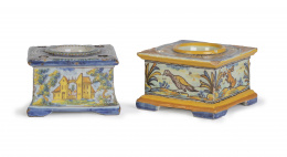 708.  Dos tinteros de cerámica esmaltada en azul y amarillo.Talavera, Ruiz de Luna, h. 1908-1910.
