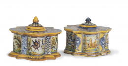709.  Dos tinteros de cerámica esmaltada en azul y amarillo.Talavera, Ruiz de Luna, h. 1908-1910.