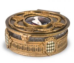 624.  Caja de cristal tallado montado en bronce, con aplicaciones de esmalte.Italia, h. 1900.