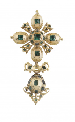 14.  Cruz colgante S. XIX-XX con esmeraldas y símil de esmeraldas combinadas, en motivo de cruz, lazo y botón colgante