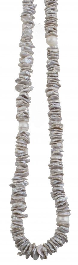 218.   Prog. 50812. Collar de un hilo de perlas Keshi gris combinadas con 5 perlas australianas