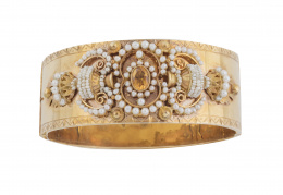 53.   Prog. 3312. Brazalete ancho rígido siguiendo modelos del S. XIX con citrino y perlas finas, en diseño de jarrones aplicados en el frente