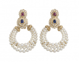 231.  Conjunto de collar chocker y pendientes de perlas con centros de rubí y zafiro orlados de brillantes