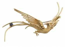 191.  Broche años 50 con diseño de garza en oro mate adornado con dos zafiros