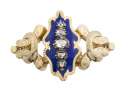 66.  Broche S. XIX en forma de rombo con volumen y roleos, la parte cental esmaltada en azul cobalto con cinco diamantes de talla rosa