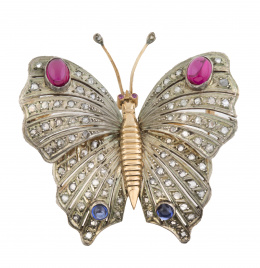 267.  Broche años 40 en forma de mariposa, cuajado de diamantes y adornado con cabuchones de rubíes y zafiros calibrados