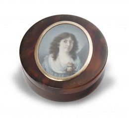 1261.  Caja de simil carey, oro y una miniatura de una dama engastada en la tapa.España, h. 1800.