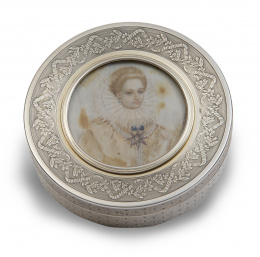 1259.  Caja de plata y plata vermeille, con una miniatura sobre marfil en la tapa de un retrato de una reina. Ley 950.Francia, ff. del S. XIX.