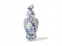 1118.  Tibor con tapa de cerámica esmaltada en azul de cobalto.Delft, S. XIX.