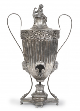 1077.  Samovar de plata en su color. Con marcas.Nicolás Chameroi, pp. del S. XIX.