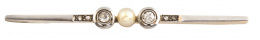 85.  Broche barra art-Decó con perla fina central entre dos brillantes de talla antigua, y con diamantitos en la barra