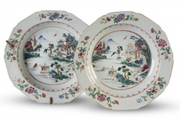 1198.  Pareja de platos soperos de porcelana esmaltada de familia rosa de Compañía de Indias.China, ff. del S. XVIII - pp. del S. XIX.