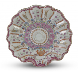 1262.  Mancerina de porcelana esmaltada con esmaltes de la familia rosa, para la exportación.China, h. 1735-1745.