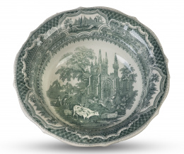 1432.  Bol de loza estampada en verde con arquitectura, dos personajes y animales.Inglaterra, S. XIX.