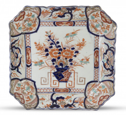 552.  Bandeja de esquinas achaflanadas en porcelana esmaltada de estilo Imari.Japón, S. XIX.