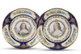 579.  Pareja de platos en porcelana esmaltados en azul real con decoración esmaltada y "enjoyada" y dorados a fuego.Samson, París, segunda mitad del, S. XIX.