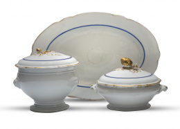 679.  Lote de legumbrera, sopera y fuente de porcelana esmaltada con filo azul y restos de dorado. París, S. XIX.