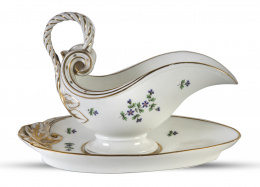 575.  Salsera con plato en porcelana esmaltada y dorada con ramilletes de flores.Francia, segunda mitad del S. XIX.