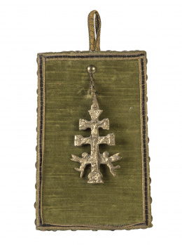 1357.  Cruz de Caravaca de bronce y tela sobre soporte de terciopelo,España, S. XVIII - XIX.