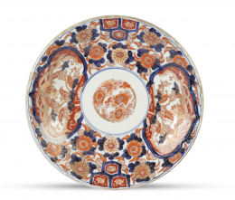 572.  Plato de porcelana esmaltada de estilo Imari.Japón, S. XIX.