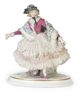 721.  Figura femenina de porcelana esmaltada, S. XX.