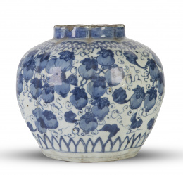 640.  Jarrón globular de porcelana esmaltada en azul de cobalto.China, S. XVIII.