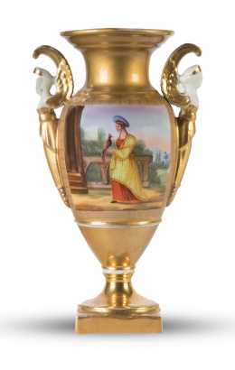 657.  Ánfora de porcelana esmaltada y dorada a fuego y cartela decorativa.París, ff. del S. XIX.