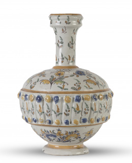 1348.  Jarón de cerámica esmaltada decorado con flores.Talavera, h. 1900.