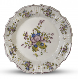 1328.  Plato de loza esmaltada decorada con ramilletes en manganeso, verde y azul.Francia o Estrasburgo.