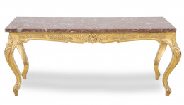 606.  Mesa de centro de estilo Luis XV de madera tallada y dorada y tapa de mármol "griott".Francia, S. XX.