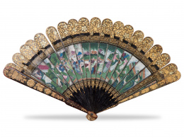 644.  Abanico de baraja de madera lacada, dorada y pintadaChina, h. 1850 - 1860.
