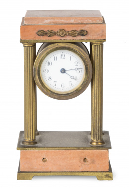 1400.  Pequeño reloj de pórtico de mármol y bronce dorado.Francia, S. XIX.