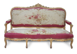 593.  Sofá Napoleón III de estilo Luis XV de madera tallada y dorada con tapicería de Aubusson.Trabajo francés, último cuarto del S. XIX.