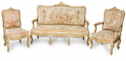 539.  Conjunto de: cuatro butacas, una silla y un sofá de estilo Luis XV, de madera tallada y dorada y tapicería mecánica.Francia, h. 1900.